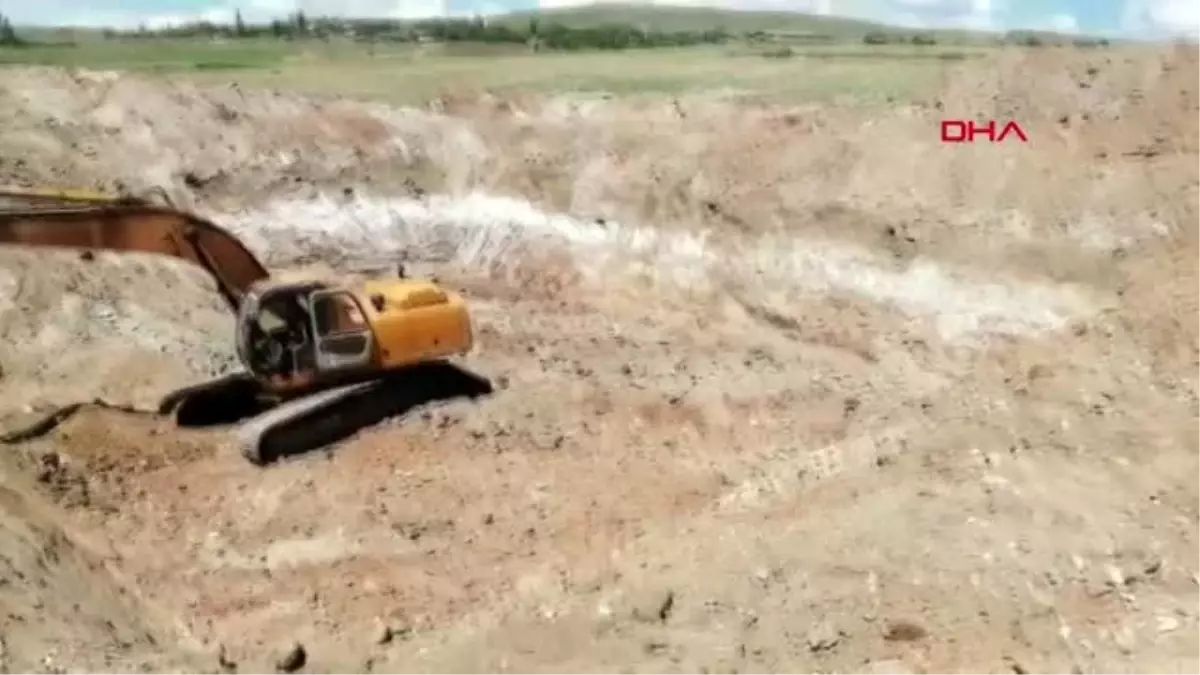 Tarlayı sulamak için yaptıkları havuzda serinliyorlar