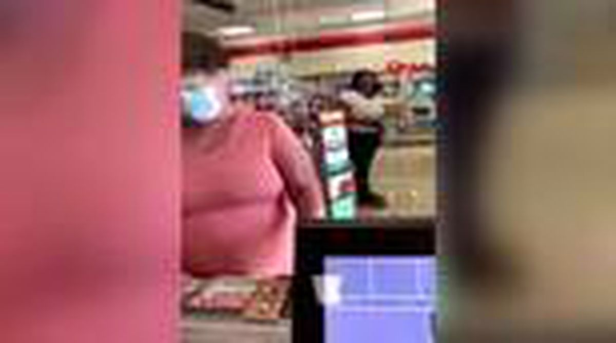 ABD\'de zenci diye küfreden müşteri yumrukların hedefi oldu