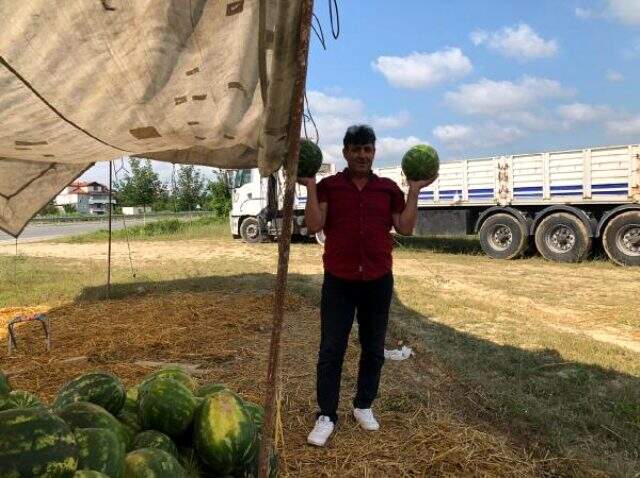 Alıcı ve satıcı tartıştı, nakliyeci 23 ton karpuzla ortada kaldı