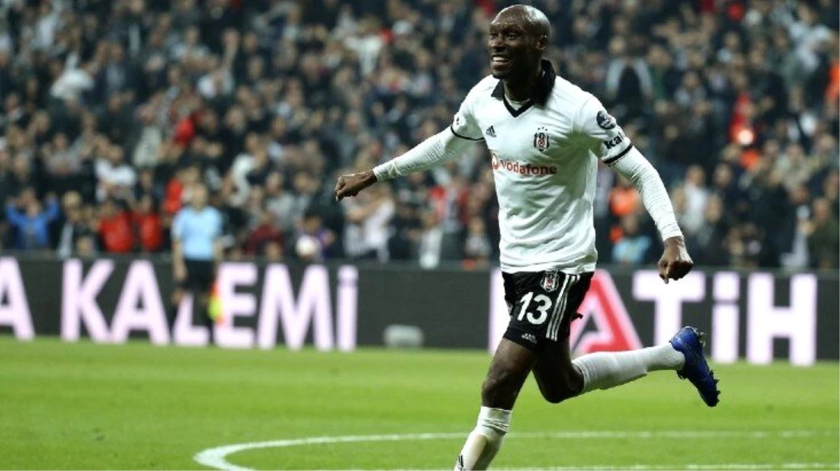 Beşiktaş\'la 200. maçına çıkan Atiba, Konyaspor maçı öncesinde plaket aldı