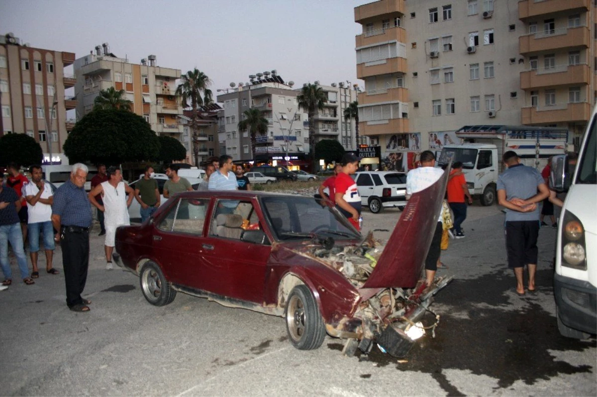 Son Dakika | Hurdaya dönen otomobilden burunları kanamadan çıkıp kaza tartışması yaptılar