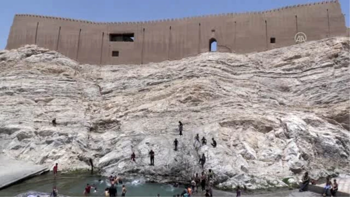 İran\'da Kovid-19 nedeniyle tatile gidemeyen Tahranlılar göletlere akın etti