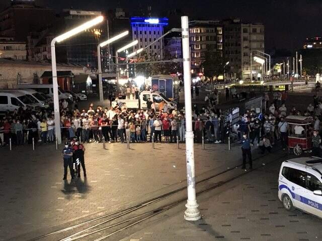 İstiklal Caddesi'nde elinde bıçak olan bir şahıs etrafa saldırdı, cadde kapatıldı