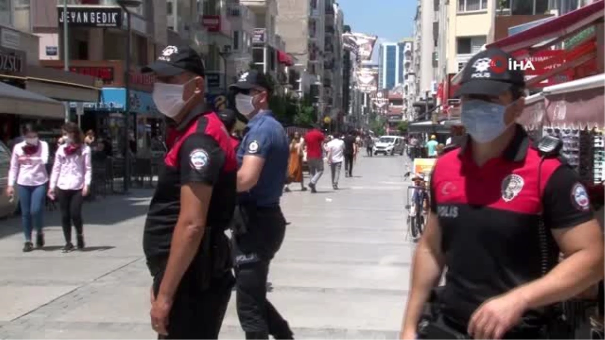 İzmir\'deki denetimlerde polisi gören maskesini düzeltti