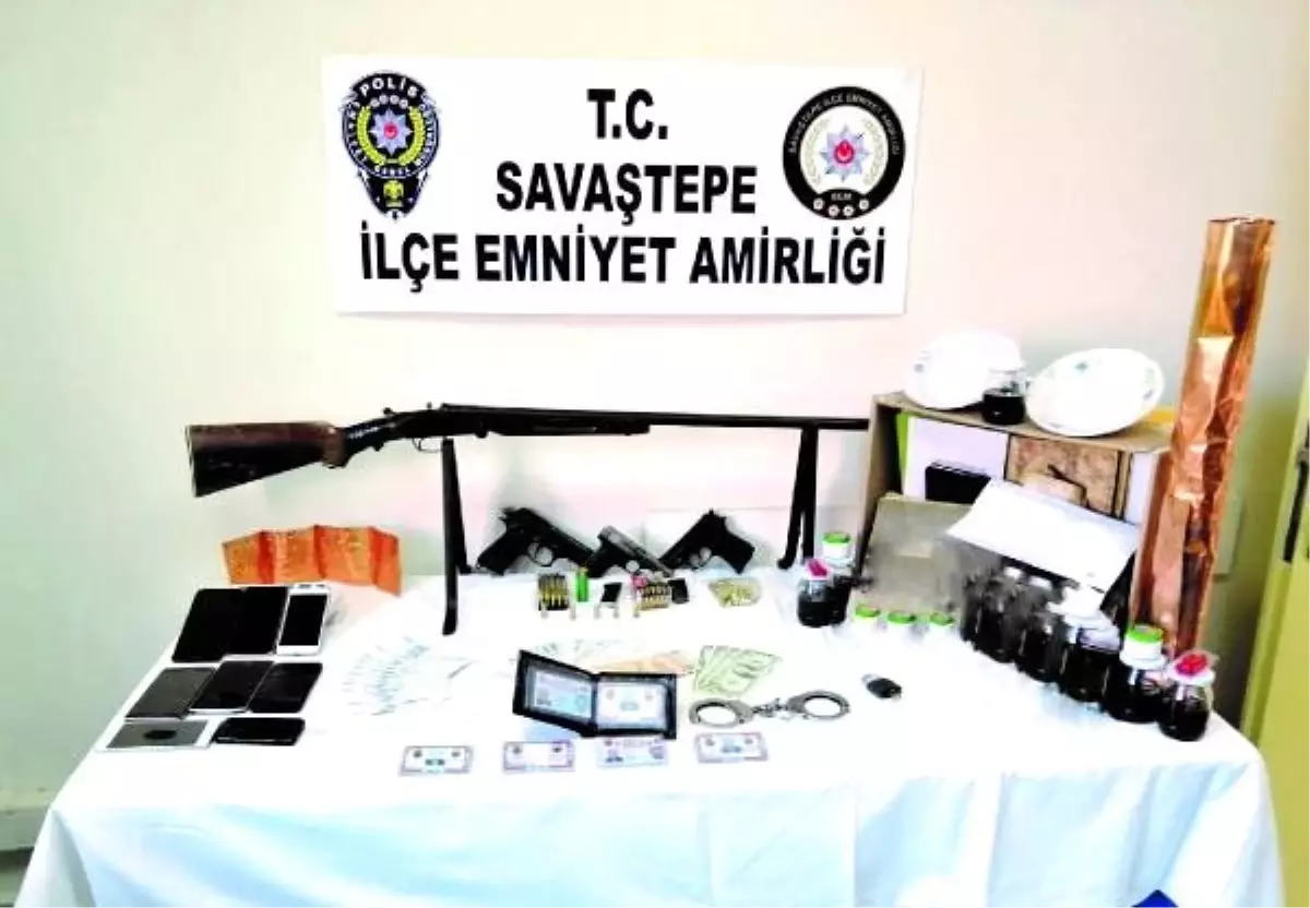 Kendisini \'cinci hoca\' diye tanıtan dolandırıcı, sahte asker ve polis kimliğiyle yakalandı