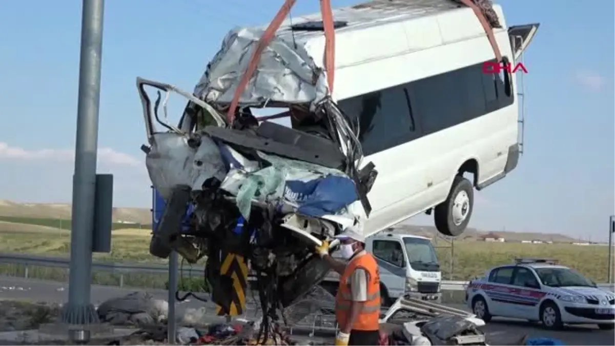 KONYA Tarım işçilerini taşıyan minibüs ile TIR çarpıştı7 ölü, 11yaralı