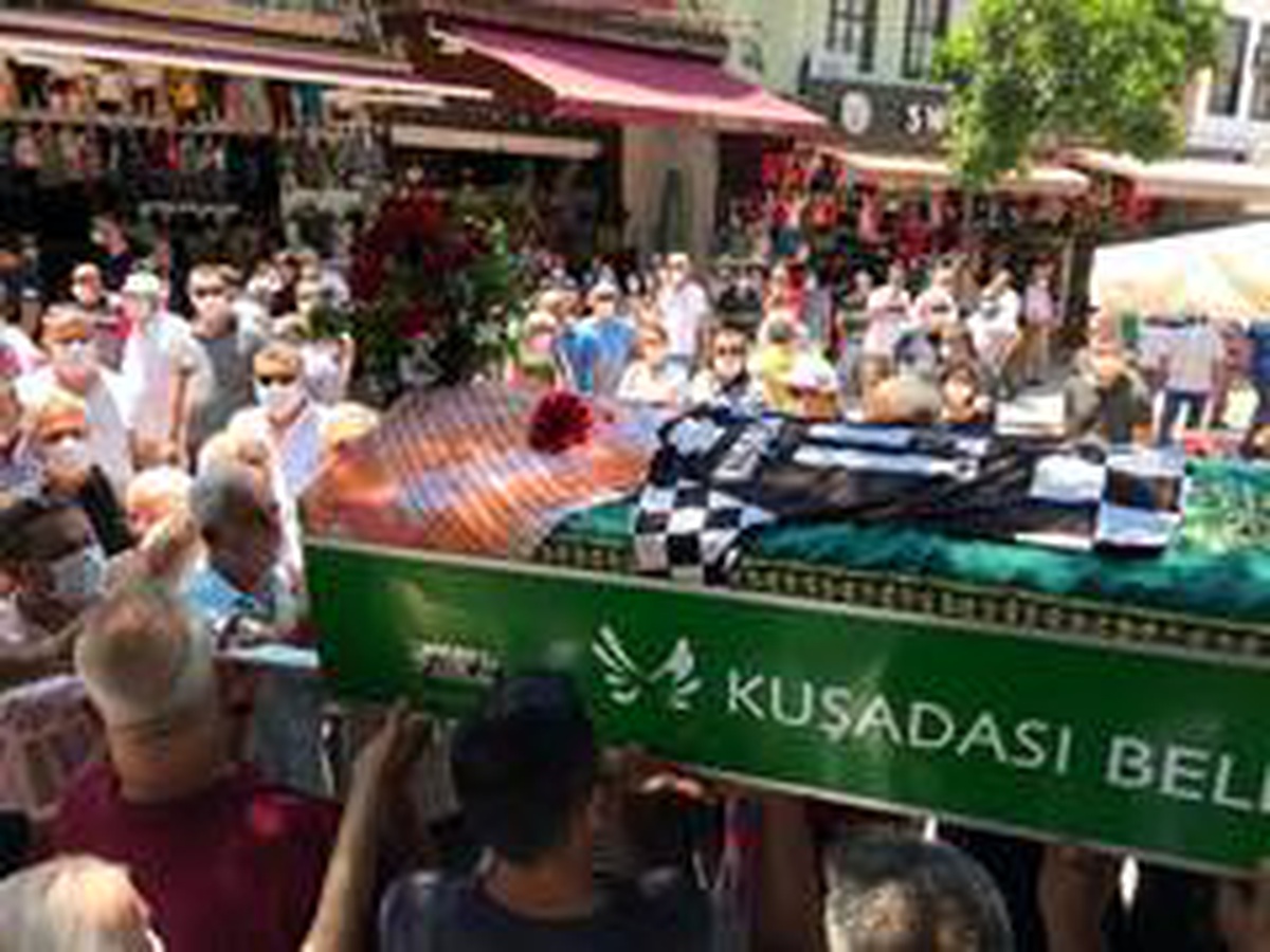 Kuşadası\'nın sevilen ismi Erol Soysal gözyaşlarıyla toprağa verildi