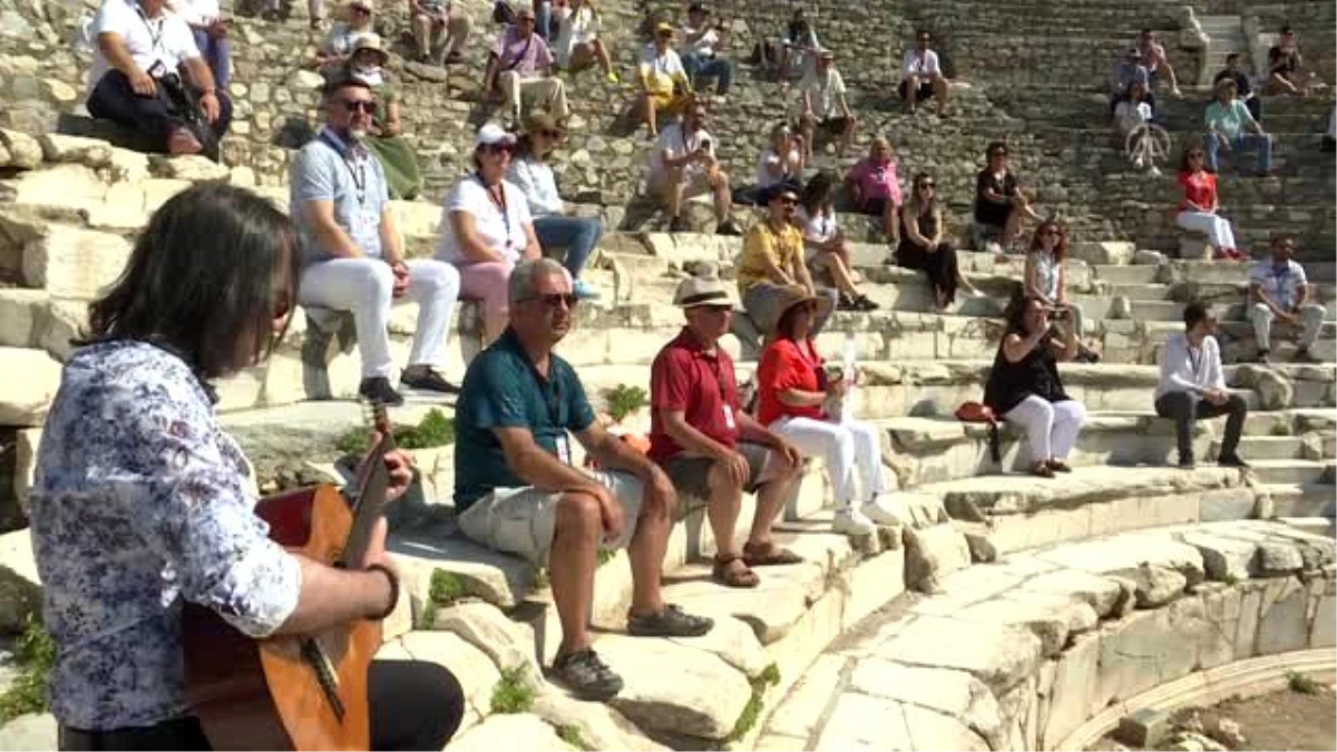 Rehberler ve sanatçılar, turistleri Efes Antik Kenti\'ne davet etmek için video çekti