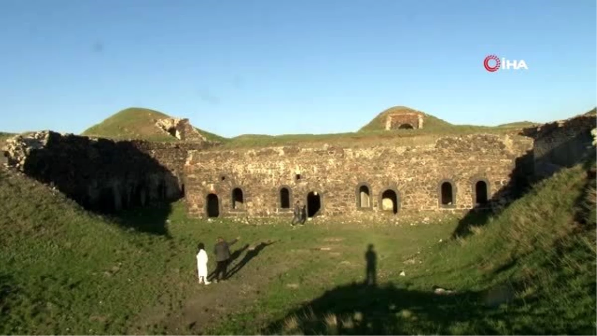 Savaşlarda yıkılmayan tarihi tabyanın her noktası çöküyor.