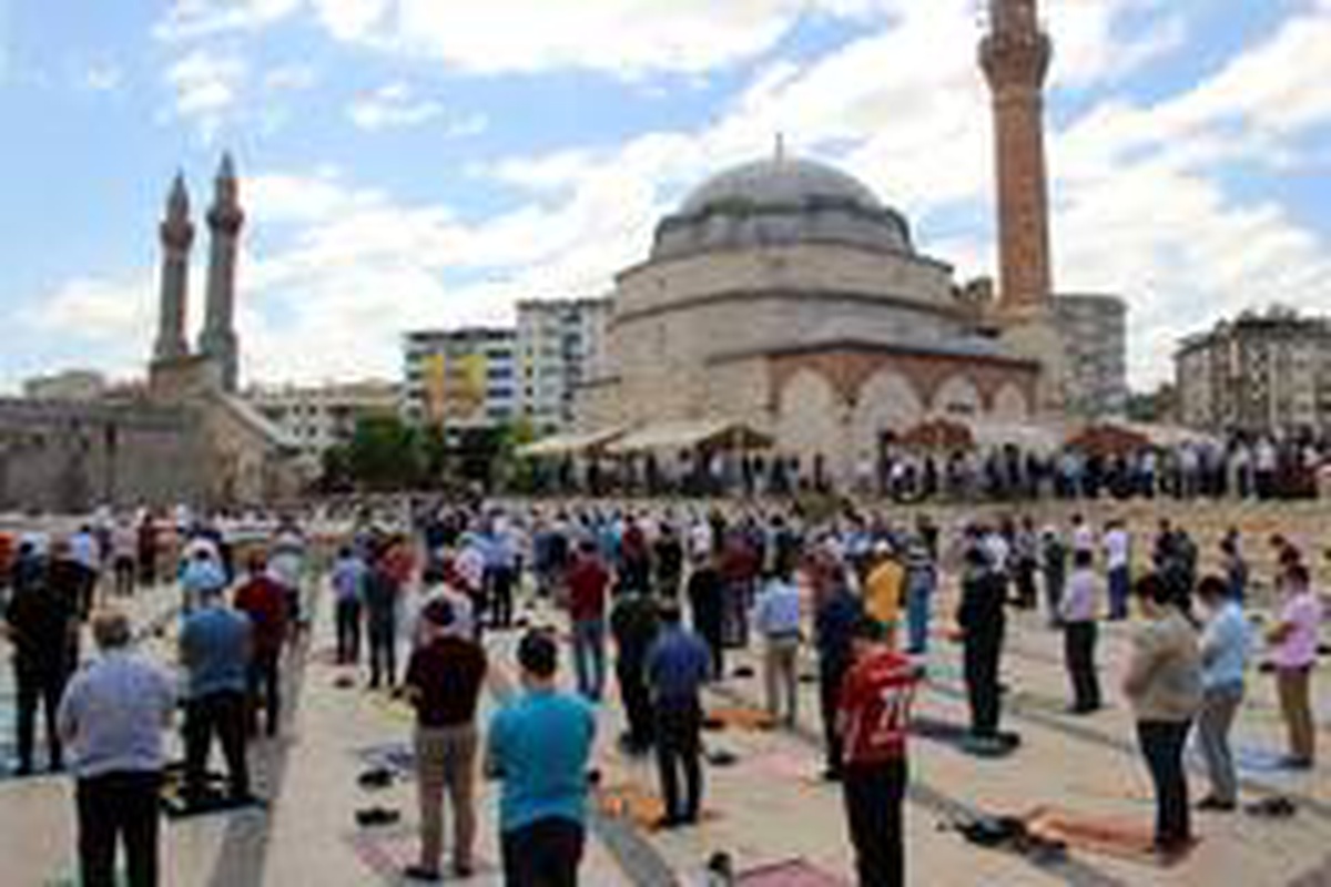 Sivas\'ta sosyal mesafeli 5. cuma namazı
