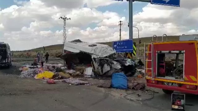 Son dakika: Konya'da tarım işçilerini taşıyan minibüs tırla çarpıştı, 6 kişi hayatını kaybetti