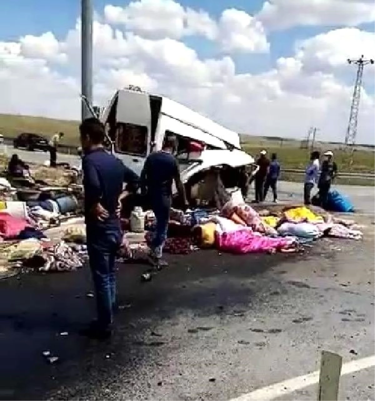 Tarım işçilerini taşıyan minibüs ile TIR çarpıştı; Ölü ve yaralılar var (1)