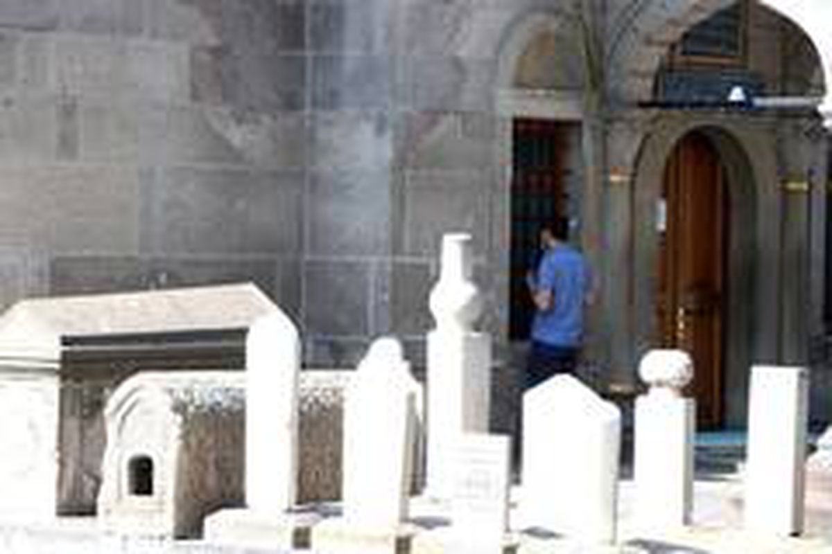 Türbelerde \'YKS\' yoğunluğu