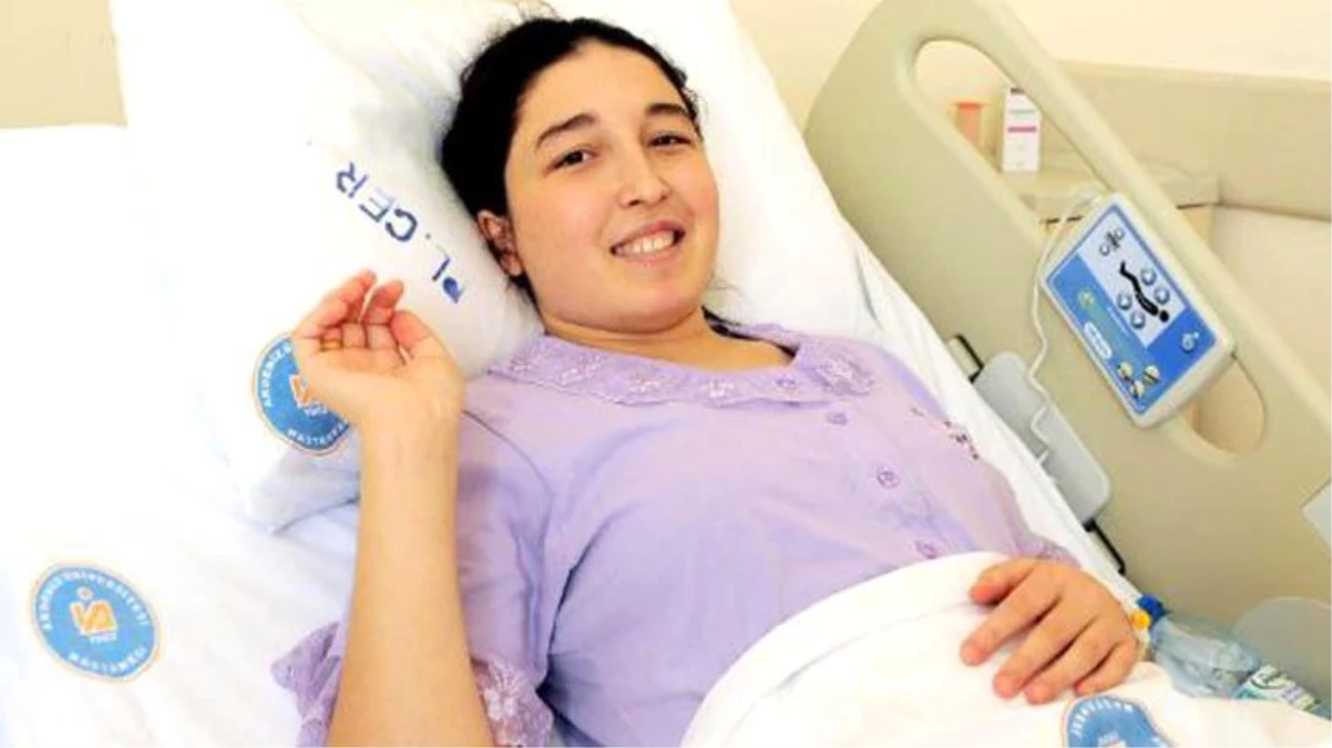Türkiye\'de gerçekleşti: Dünyanın ilk başarılı rahim nakli hastası bebeğini kucağına aldı