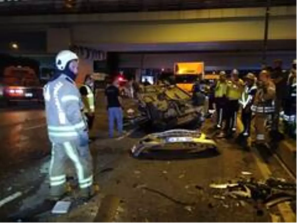 Vatan Caddesi\'nde feci trafik kazası: 1\'i ağır 3 yaralı