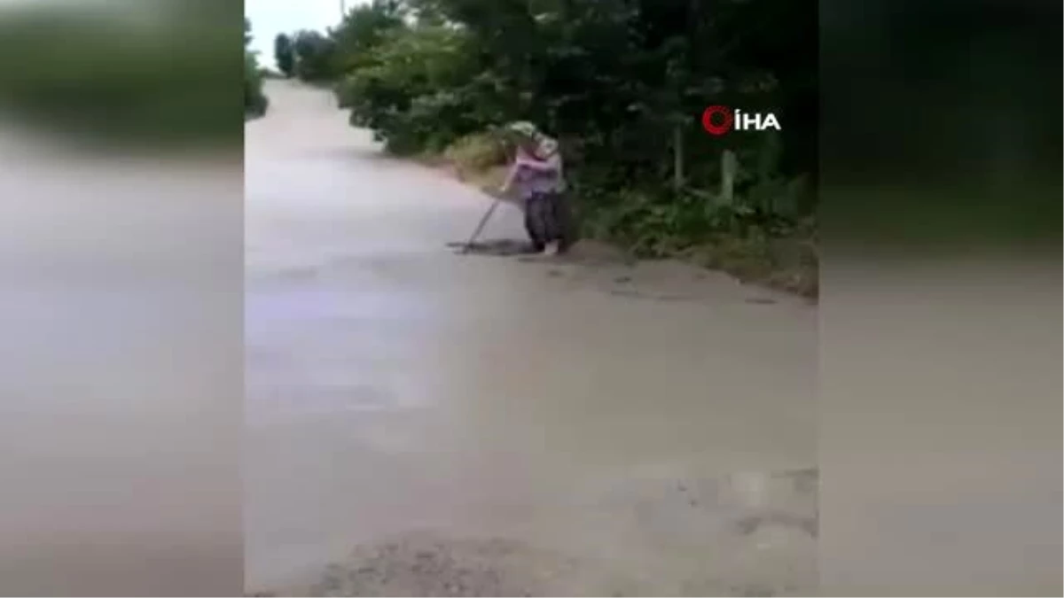 Yaşlı kadın tüm uyarılara rağmen yeni dökülen beton yolu kullanılamaz hale getirdi