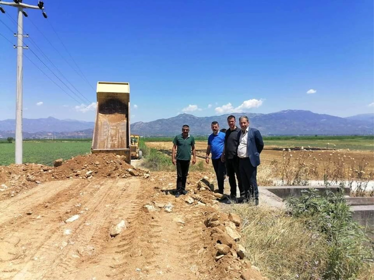 Aydın BŞB desteği ile Hamzabali tarla ve bahçe yolları düzeltiliyor