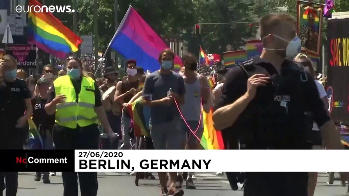 Berlin\'de iptal edilen \'Onur Yürüyüşü\' yerine protesto gösterisi