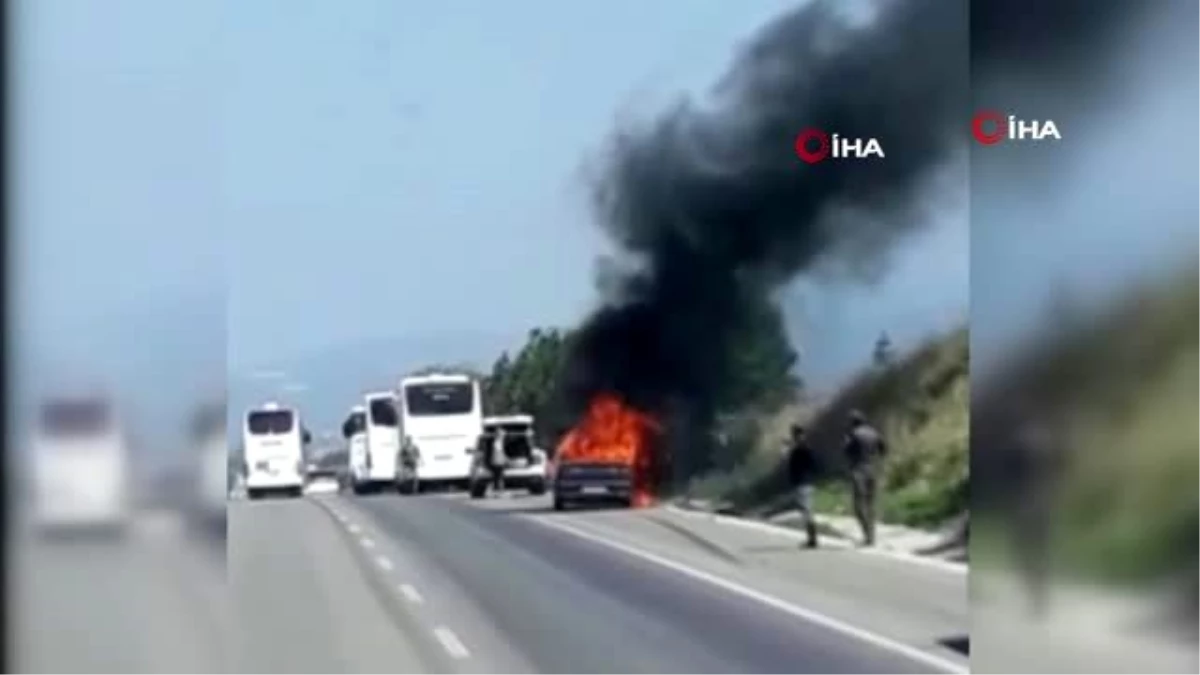 Bursa\'da otomobil alev alev yandı