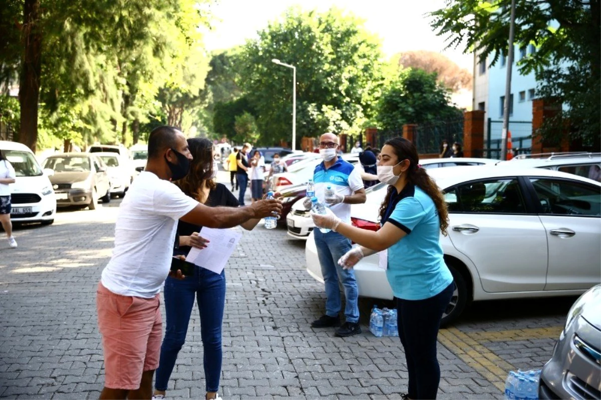Büyükşehir YKS sınavına giren öğrencilere maske ve su dağıttı