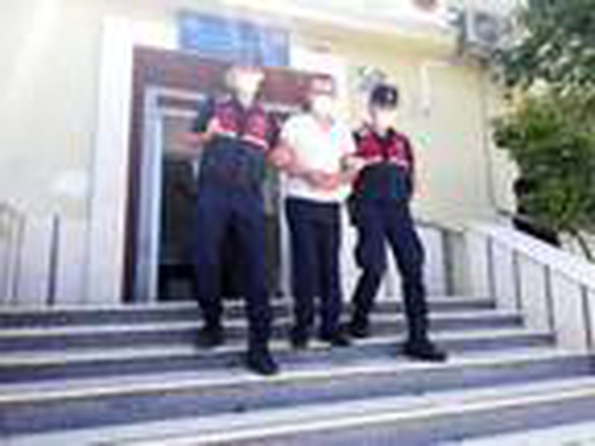 Dolandırılacağını anlayıp karakola gitti, eve gelen dolandırıcı paraları eşinden aldı