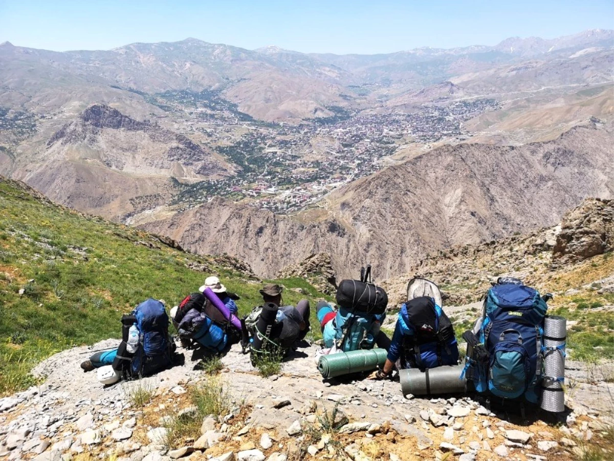 Hakkari Sümbül Dağı\'na 2020 yılının ilk tırmanışı yapıldı