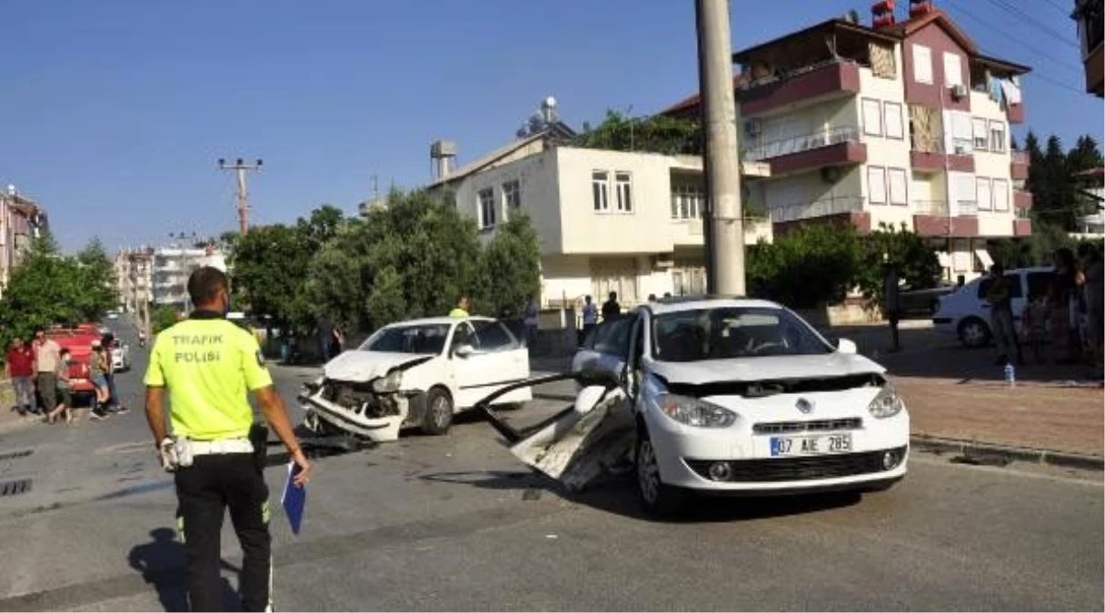 Manavgat\'ta otomobiller çarpıştı: 7 yaralı