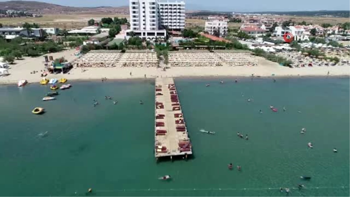 Öğrenciler YKS için ter dökerken yabancı turistler güneşin ve denizin tadını çıkardı