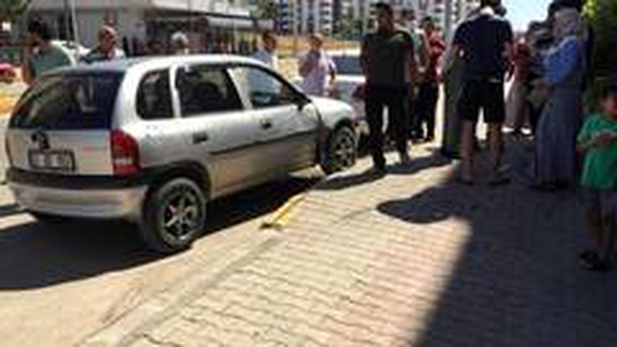 Otomobil ile motosiklet çarpıştı