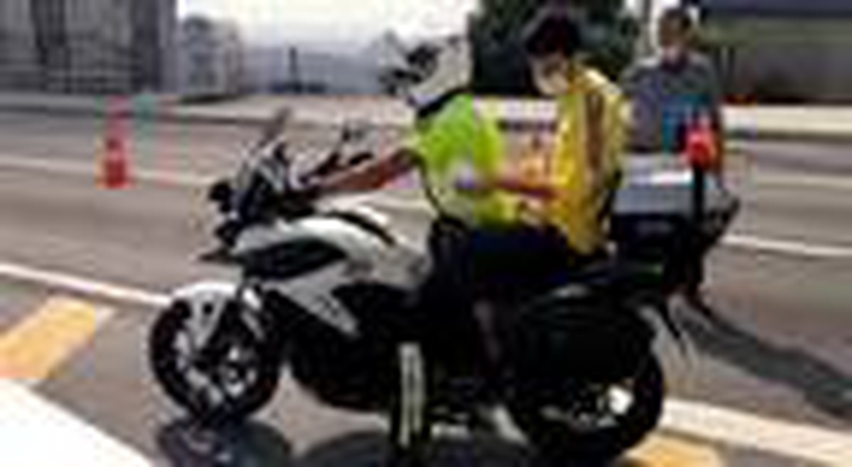 Sınava motosikletli polisler yetiştirdi