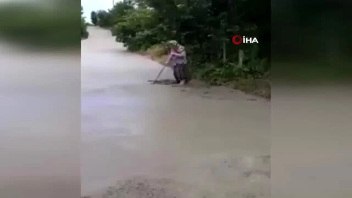 Yaşlı kadın yeni dökülen beton yolu kullanılamaz hale getirdi