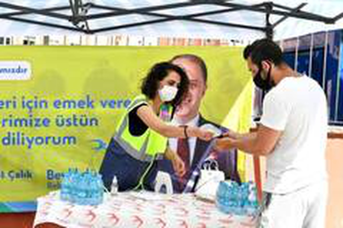 Beylikdüzü Belediyesi YKS\'de öğrencilere maske ve su dağıttı