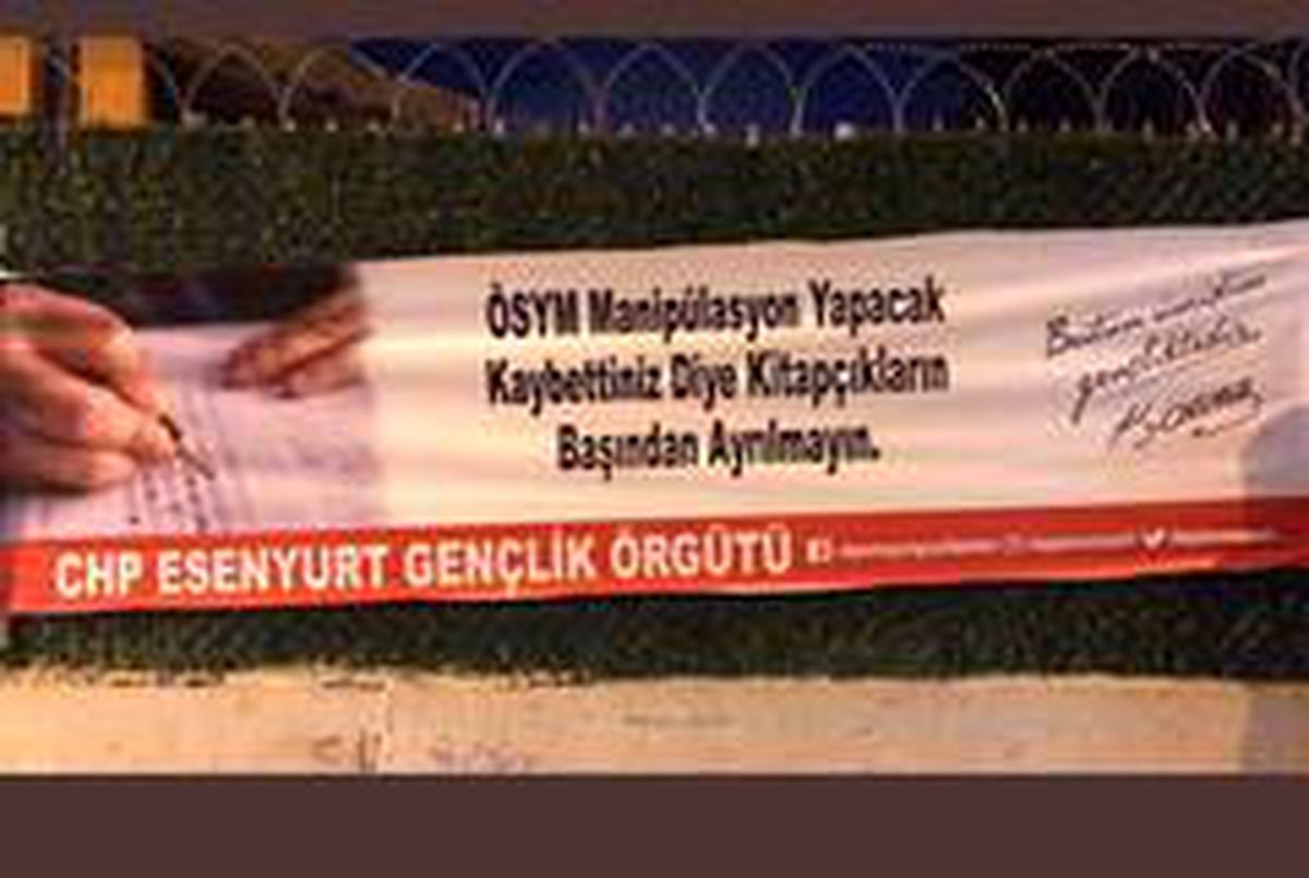 CHP\'li gençlerden provokatif sınav pankartı