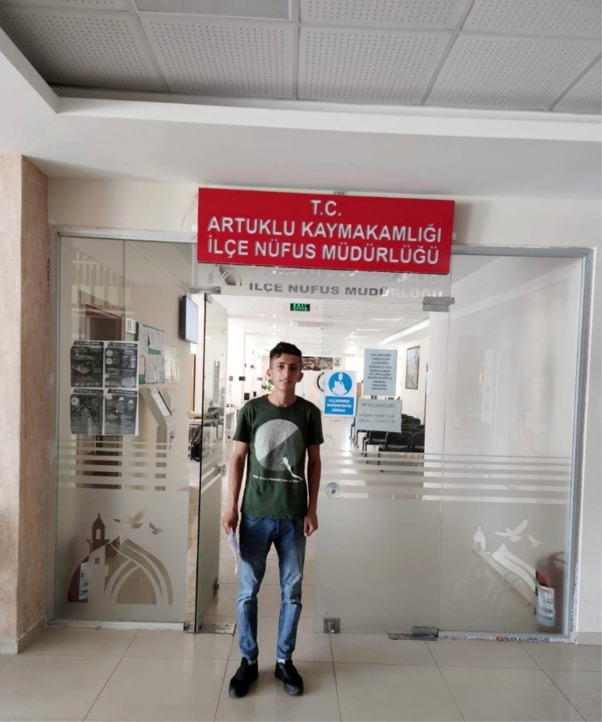Mardin\'de sınava girmeden önce kimliğini kaybeden öğrencinin yardımına polis yetişti
