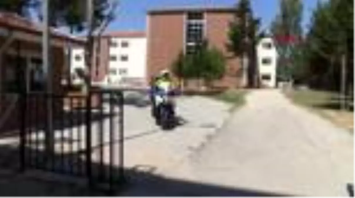 Polis, sınav giriş belgesini kaybeden genci okula getirdi, 1 dakikayla sınava alınmadı