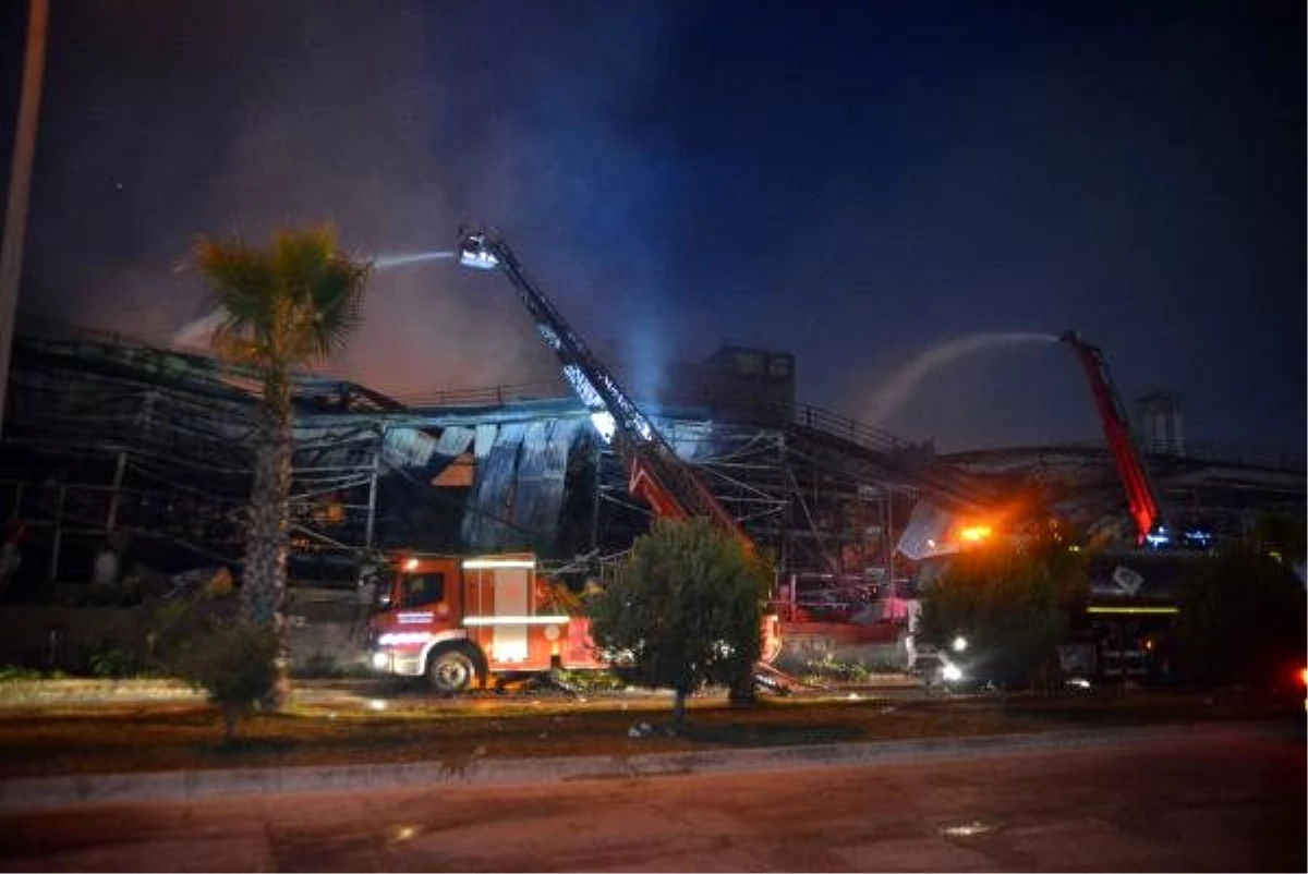 Son dakika haber | Adana\'daki fabrika yangınında soğutma çalışmaları sürüyor