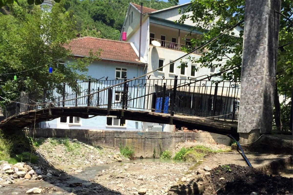 Belediye binası yanındaki köprü tehlike oluşturuyor