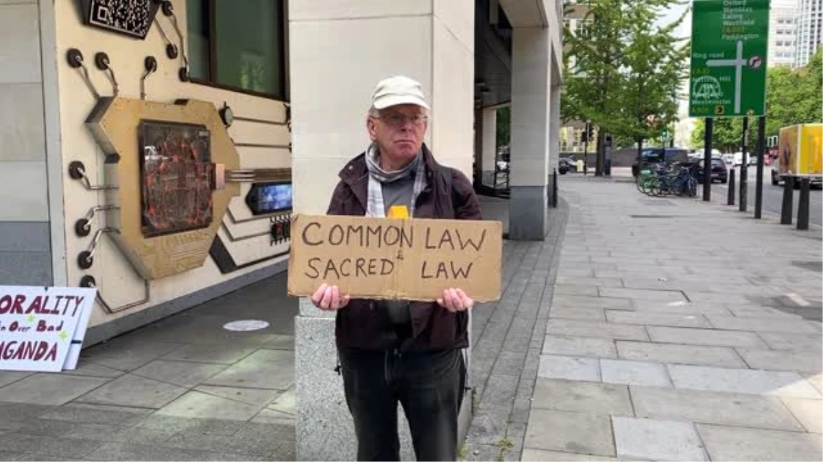 Bir grup Julian Assange destekçisi Londra\'da protesto gösterisi düzenledi