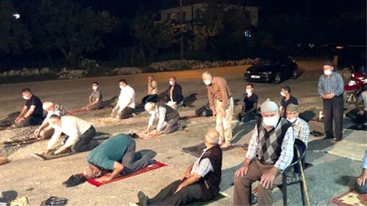 Sakarya\'da imama küsen vatandaşlar kıraathane önünde namaz kıldı, Diyanet İşleri Başkanı konunun çözümü için talimat verdi