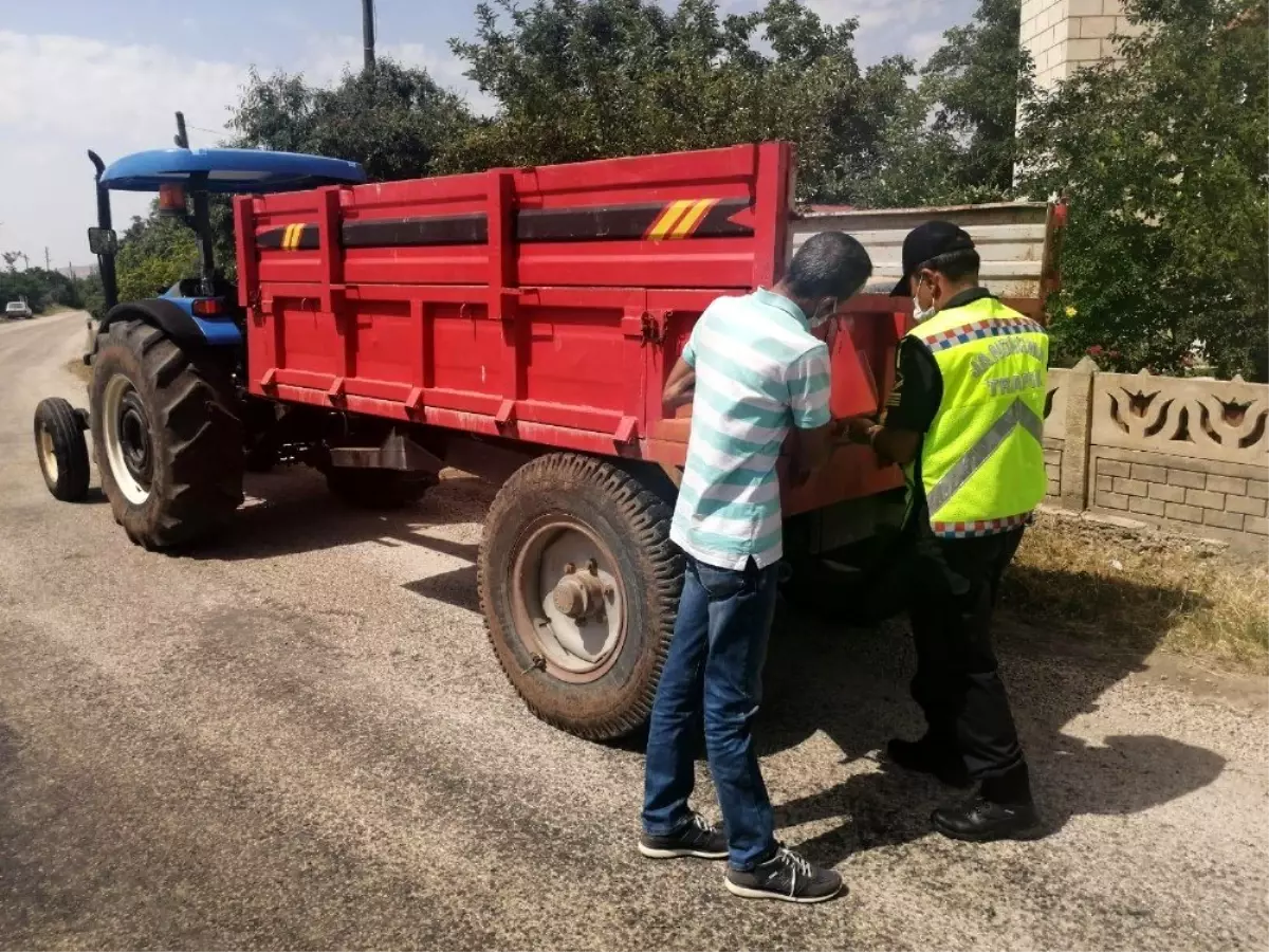 Elazığ\'da kazalara karşı önlem, römorklara reflektör takıldı