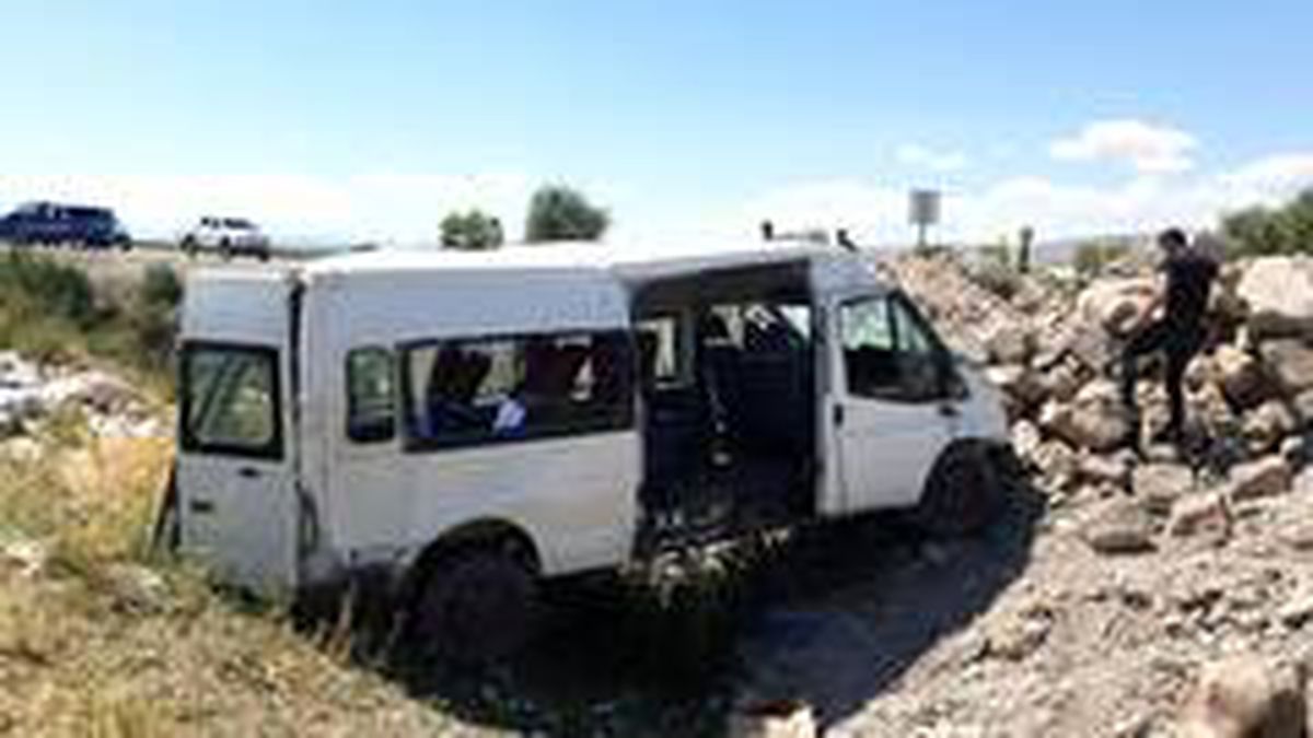Minibüs şarampole uçtu: 14 yaralı