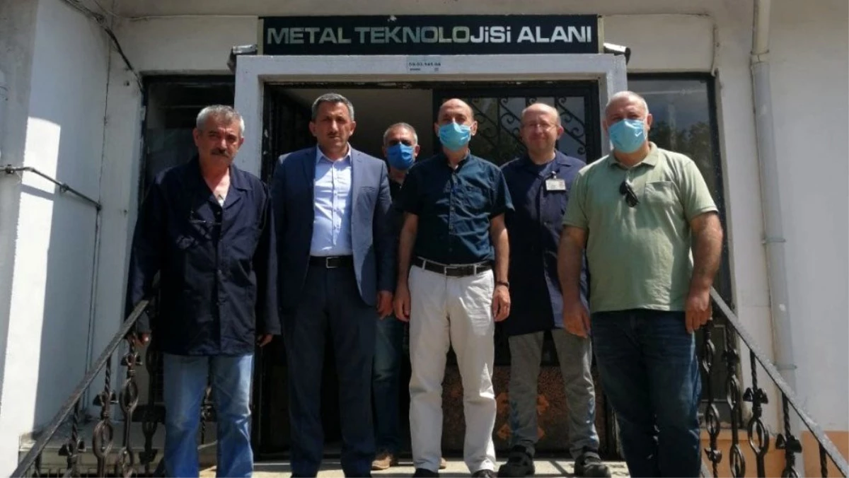 Müdür Erdoğan dezenfektan aparatı üretimi çalışmalarını inceledi