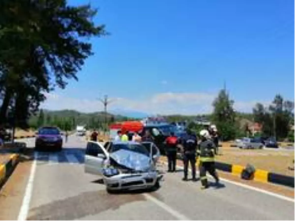 Seydikemer\'deki trafik kazasında 3 kişi yaralandı