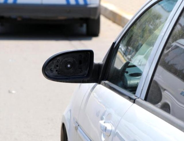 Sivil polis aracına çarpan ehliyetsiz sürücü, Polis çağırmayın teklifinde bulundu