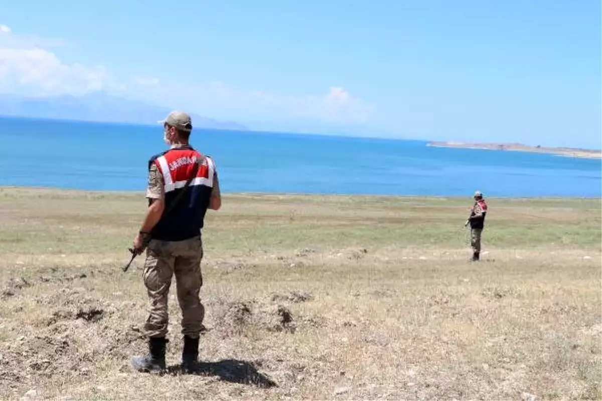 Van Gölü\'nde göçmen teknesinin battığı ihbarı, ekipleri harekete geçirdi