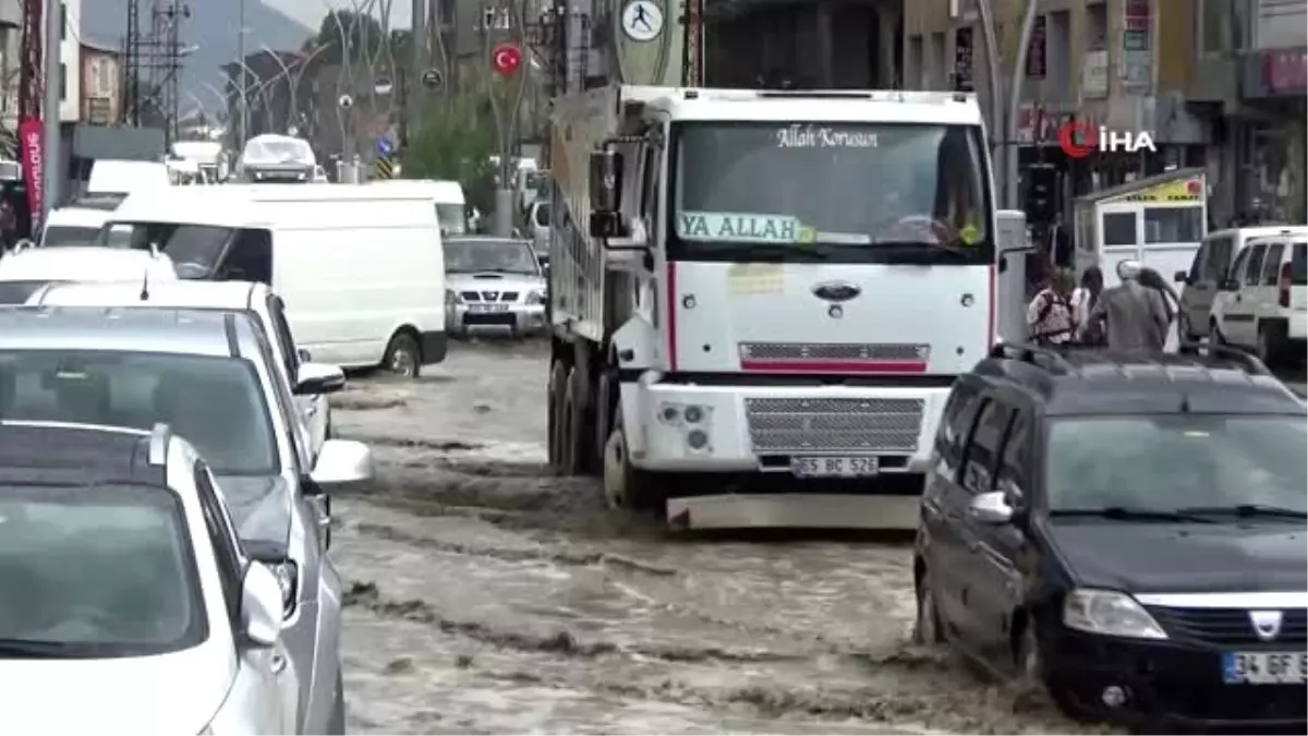 Yüksekova\'da aniden bastıran yağmur caddeleri gölete çevirdi