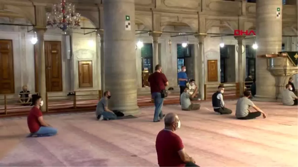 EYÜP SULTAN CAMİİ\'NDE CEMAATLE BİRLİKTE İLK AKŞAM NAMAZI KILINDI