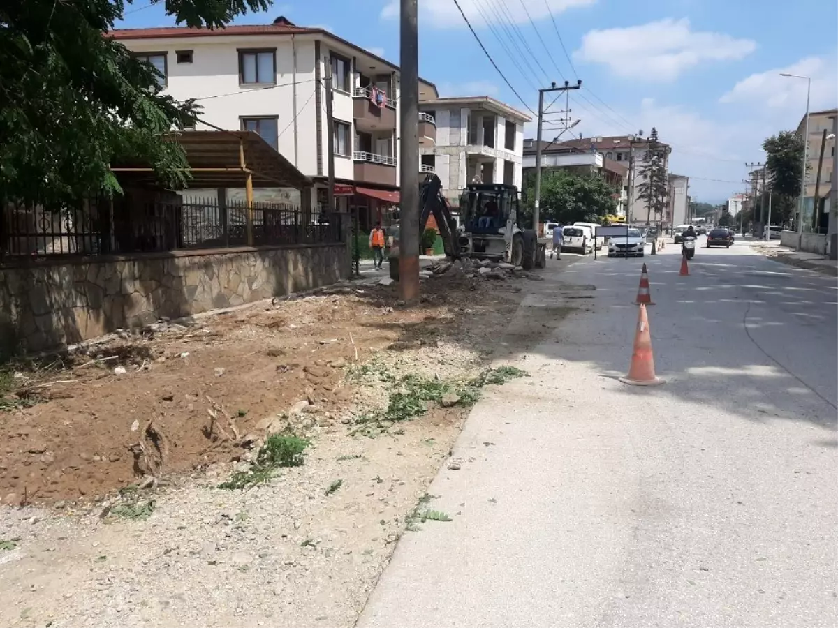 Gazhane Caddesi\'nde kaldırım tamiri devam ediyor