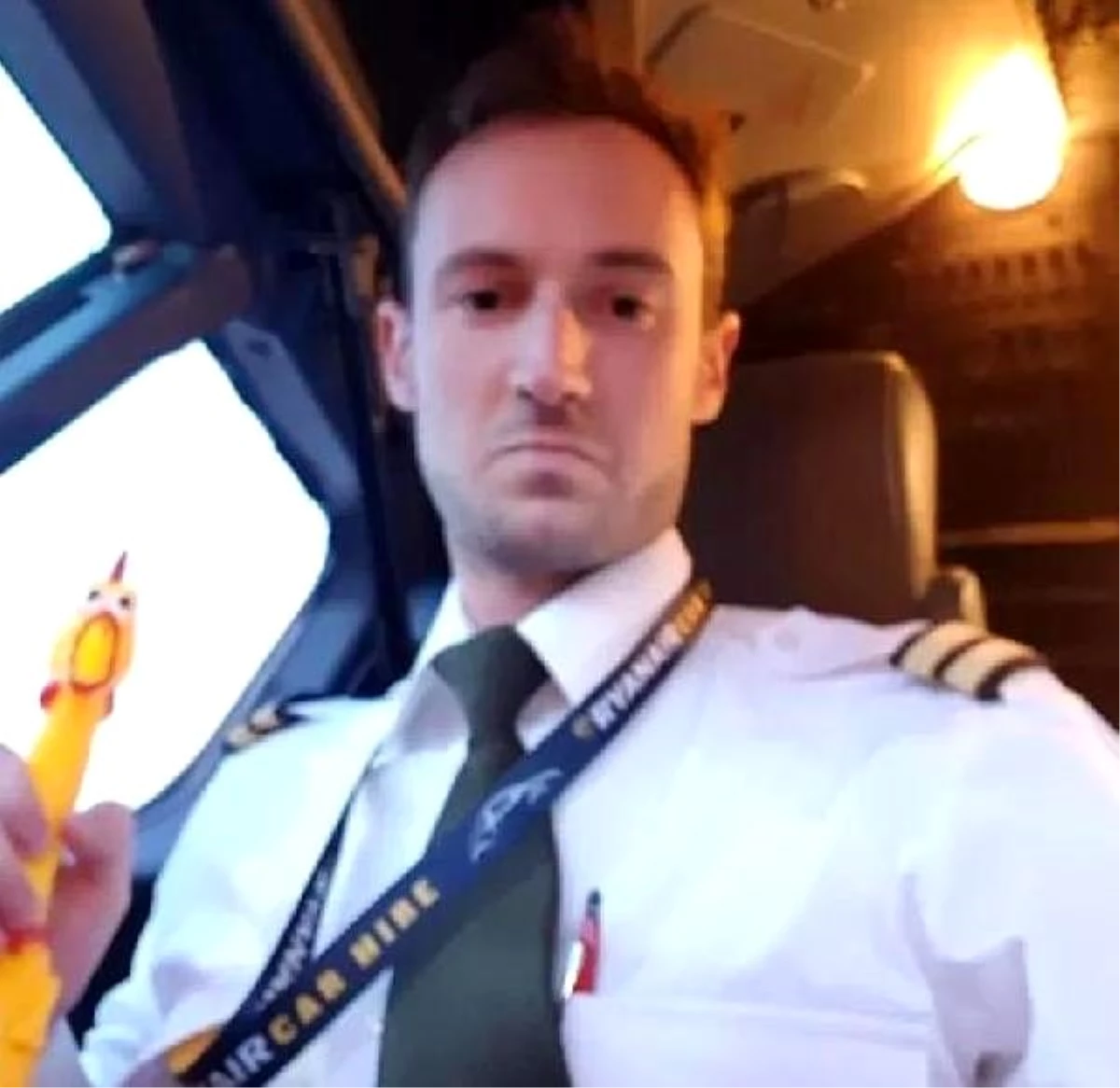 İrlanda\'da uçağın gaz kolunu oyuncak tavukla çalıştıran pilotlara soruşturma