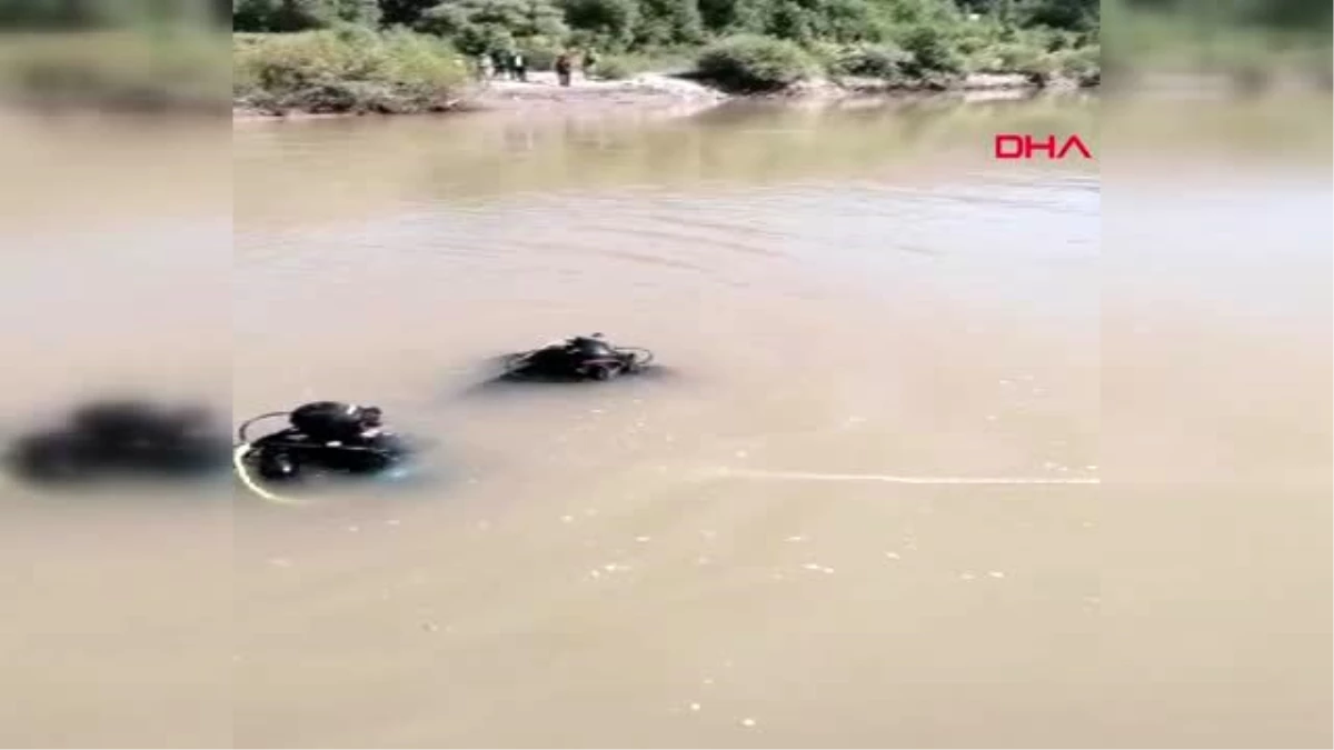 KARS Dalgıç polisler, Azat\'ı Aras Nehri\'nin 4 metre derinliğindeki balçıktan çıkardı